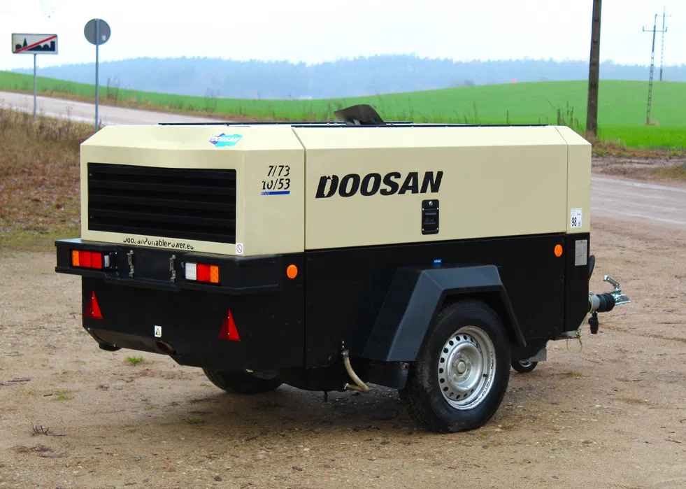Kompresor śrubowy Doosan 7/73 /2019r./1143mth/7m3/13,8bar